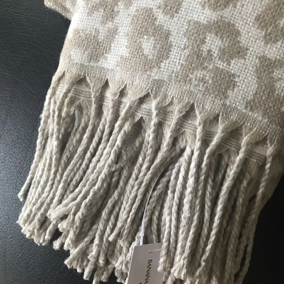 New Banana Republic Cheetah print fringed scarf/wrap - Picture 2 of 3